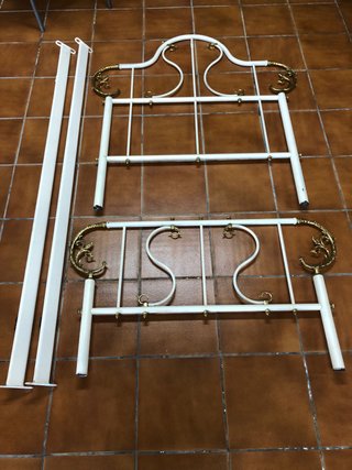 Cabecero cama 90cm metal blanco y dorado como nuev