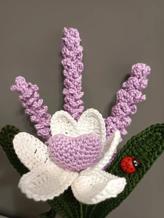Fiore uncinetto tulipano e lavanda