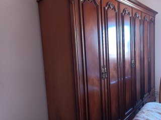 Armario clásico de madera. Sin marca