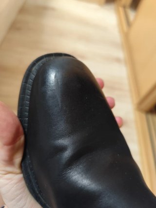 Botines negros con hebilla y cremallera.