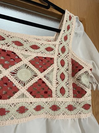 Blusa con crochet y manga abullonada