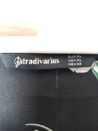 Blusa Stradivarius floral negra talla XL
