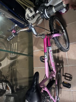 Bicicleta infantil rosa.