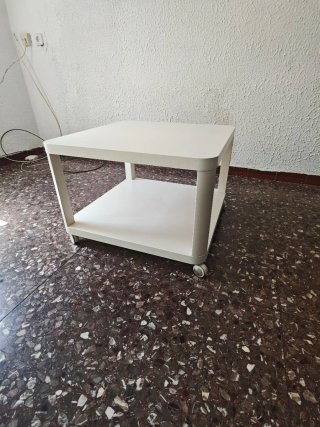 Mesa auxiliar blanca con ruedas