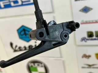 Tirador Capó Ligier XTOO. Cerradura.
