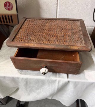 Cajón de madera con tirador de cerámica