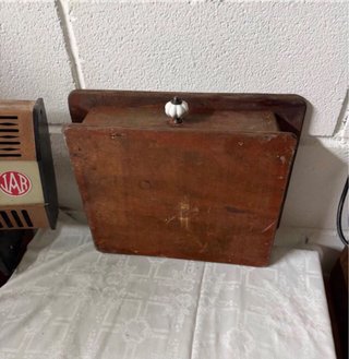 Cajón de madera con tirador de cerámica