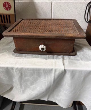 Cajón de madera con tirador de cerámica