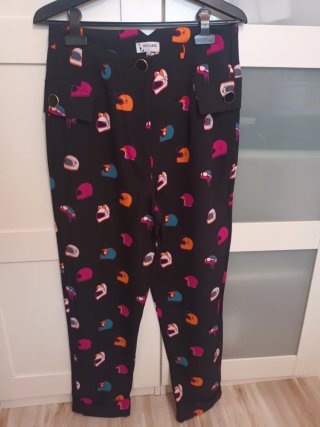 Pantalones marrones con estampado de cascos