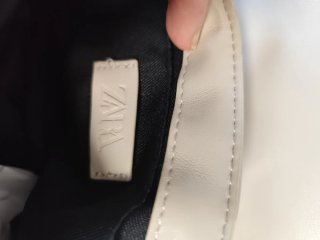 Bolso blanco acolchado con tachuelas