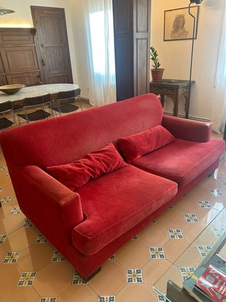 Sofá de terciopelo rojo 3 plazas.