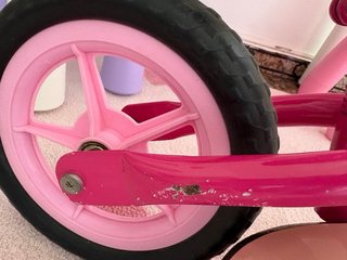 Bicicleta Rosa Chicco sin ruedas + casco