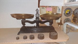 Báscula antigua de latón y hierro fundido de 1940.
