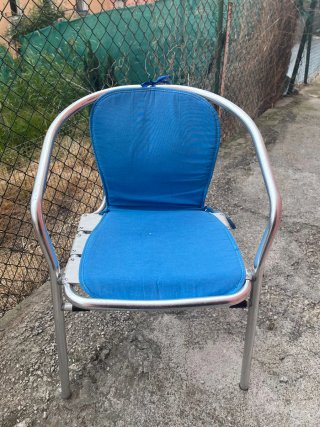 Sillas de aluminio azul y plateado