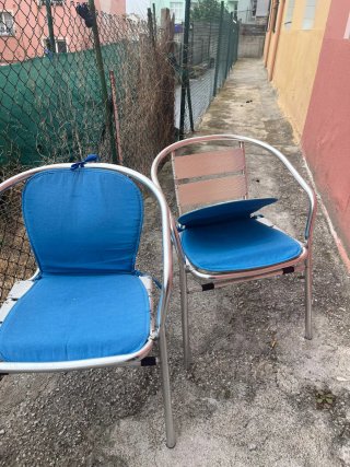 Sillas de aluminio azul y plateado