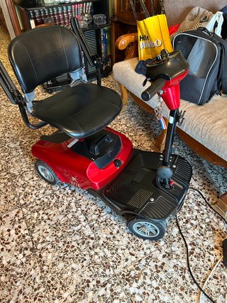 Scooter movilidad reducida azul y roja