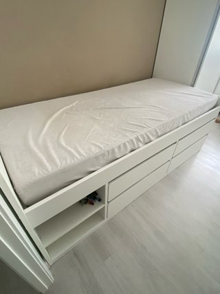 Cama individual blanca con cajones