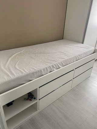 Cama individual blanca con cajones