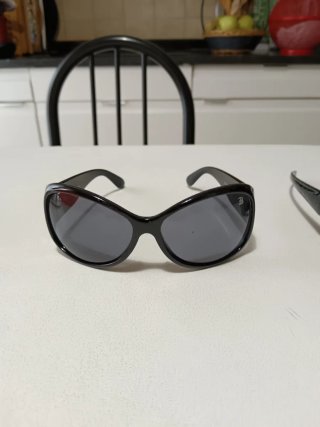 Gafas de sol negras y azules