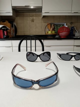 Gafas de sol negras y azules