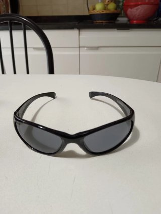 Gafas de sol negras y azules