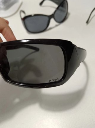 Gafas de sol negras y azules