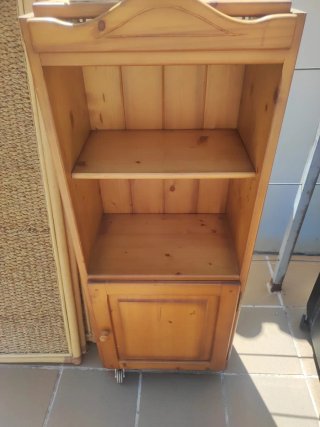 Mueble de madera maciza con ruedas o para colgar
