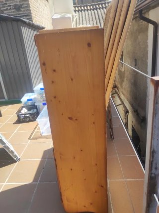 Mueble de madera maciza con ruedas o para colgar