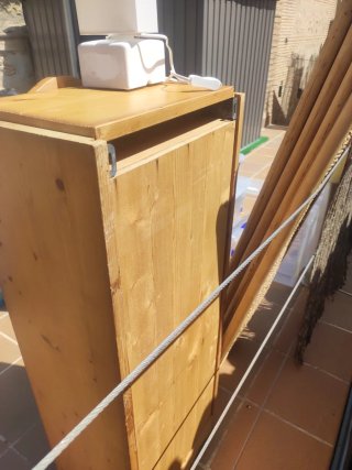 Mueble de madera maciza con ruedas o para colgar