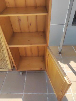 Mueble de madera maciza con ruedas o para colgar