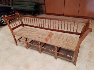 Sofá antiguo de madera y enea