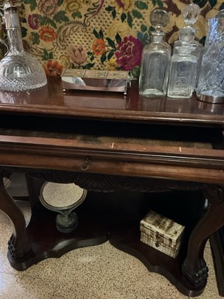 Mueble de madera tallada