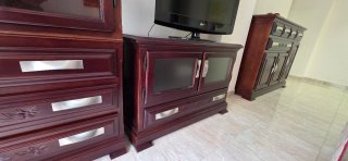 Mueble bajo TV madera con puertas de cristal