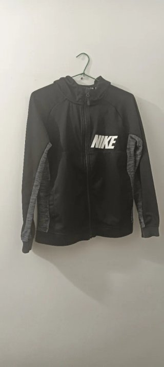 Chaqueta deportiva Nike negra y gris
