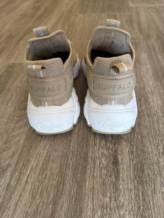Zapatillas Buffalo Beige y Blancas