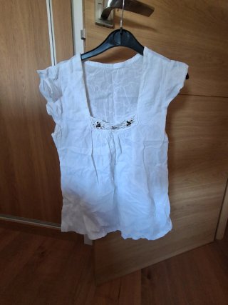 Blusa blanca con detalles bordados