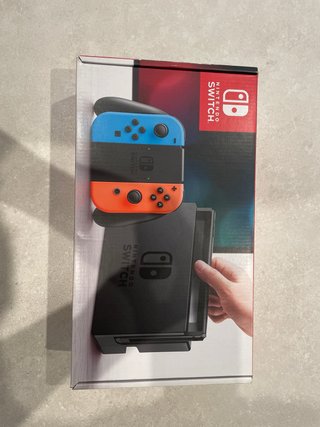 Nintendo Switch + Super Mario Odyssey
