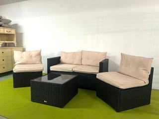 Conjunto Sofá Rattan 3 Piezas + Mesa Cristal