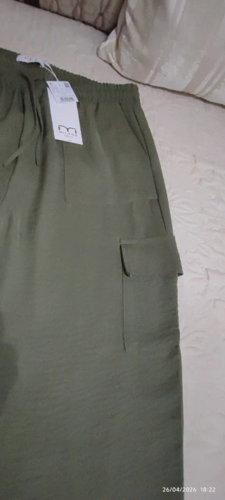 Pantalón cargo Milano verde. Nuevo con etiqueta.