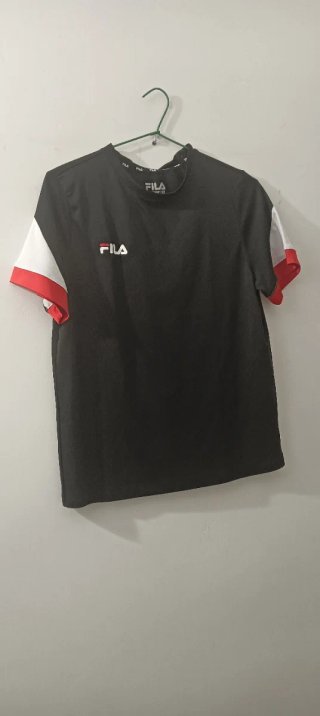 Camiseta Fila Negra con detalles rojos y blancos