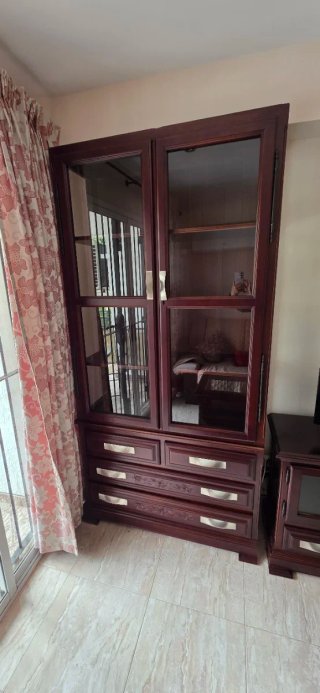 Mueble vitrina de salón madera y cristal