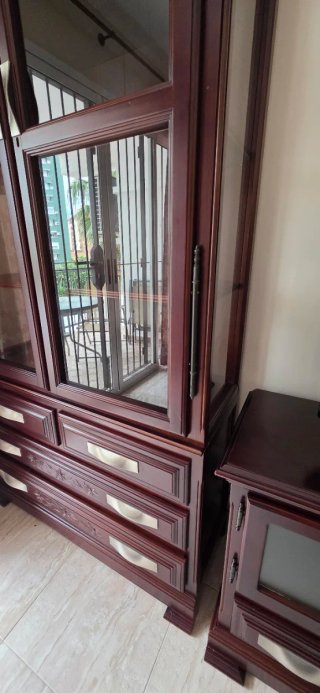 Mueble vitrina de salón madera y cristal