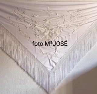 Mantoncillo blanco bordado flamenca