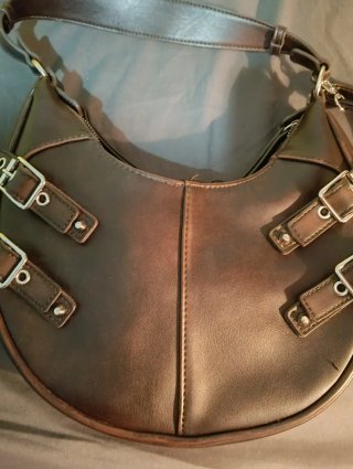 Bolso marrón con hebillas