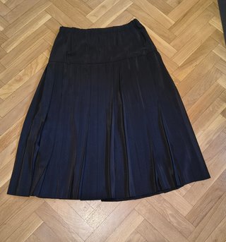 Falda negra plisada