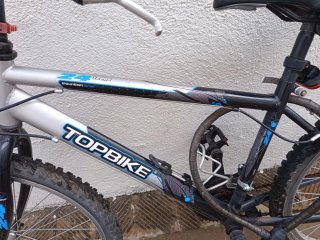 Bicicleta TOPBIKE plateada y negra