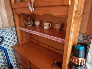Mueble de cocina madera roble con vitrina