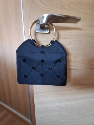 Bolso de fiesta negro con detalles dorados