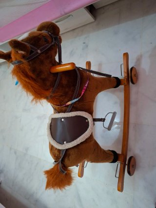 Caballito balancín de tela y madera