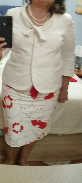Traje chaqueta blanco con falda estampada